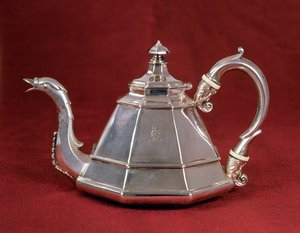 Teáskanna, valószínűleg egy 18. század eleji holland példa alapján, London 1832 (ezüst)